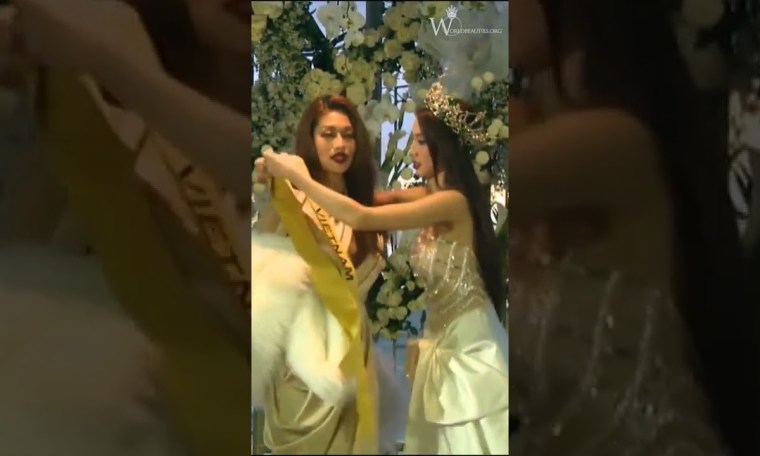 Hoa hậu Thiên Ân nhận sash từ Hoa hậu Thùy Tiên – Miss Grand International 2022 Hoa hậu Thiên Ân nhận sash từ Hoa hậu Thùy Tiên – Miss Grand International 2022