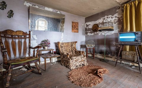 102 Year Old Lady's Abandoned Home in the USA ~ Power Still ON! 102 Year Old Lady's Abandoned Home in the USA ~ Power Still ON!