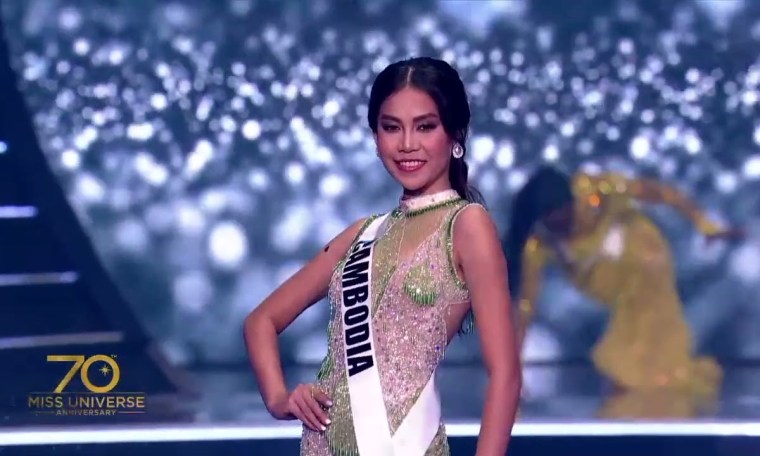 5 Miss TRIP & FALL during Miss Universe 2021 Evening Gown Competition 5 Miss TRIP & FALL during Miss Universe 2021 Evening Gown Competition