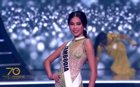 5 Miss TRIP & FALL during Miss Universe 2021 Evening Gown Competition 5 Miss TRIP & FALL during Miss Universe 2021 Evening Gown Competition