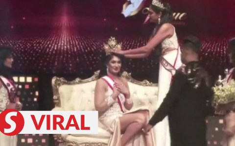 Crowned, de-crowned, crowned again; chaos at Sri Lankan beauty pageant Crowned, de-crowned, crowned again; chaos at Sri Lankan beauty pageant
