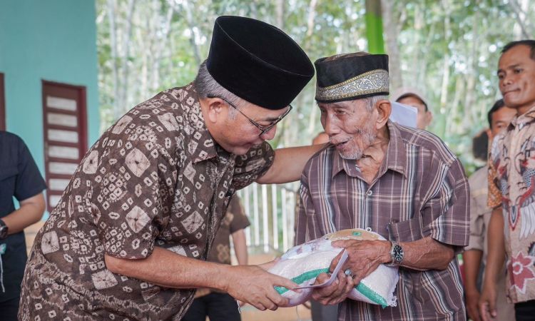 Sambut Lebaran, Apriyadi Boyong Paket Sembako dan THR untuk Kaum Dhuafa di Desa Lumpatan Sambut Lebaran, Apriyadi Boyong Paket Sembako dan THR untuk Kaum Dhuafa di Desa Lumpatan