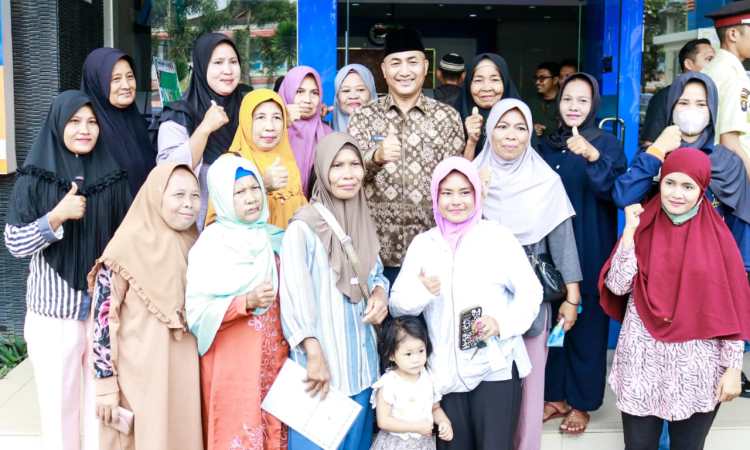 Bantu Umak Dicairkan, Pj Bupati Apriyadi Buat Emak-emak Sumringah Saat Bulan Puasa Bantu Umak Dicairkan, Pj Bupati Apriyadi Buat Emak-emak Sumringah Saat Bulan Puasa