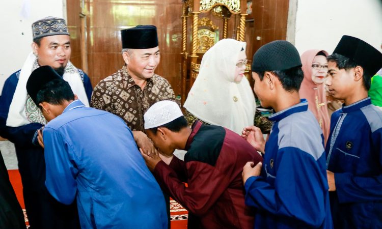 Bareng Istri, Pj Bupati Apriyadi Beri Sembako dan THR untuk Santri Santriwati Ponpes Al Fath Bareng Istri, Pj Bupati Apriyadi Beri Sembako dan THR untuk Santri Santriwati Ponpes Al Fath