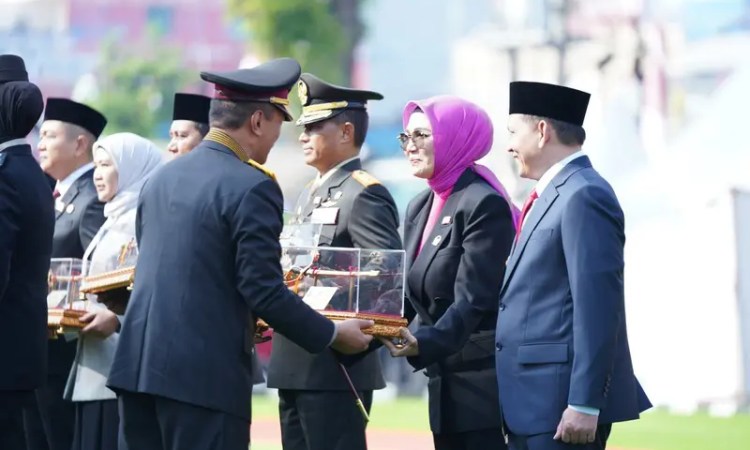 Ketua DPRD Sumsel RA Anita Terima Pin Emas Ketiga dari Kapolri Ketua DPRD Sumsel RA Anita Terima Pin Emas Ketiga dari Kapolri