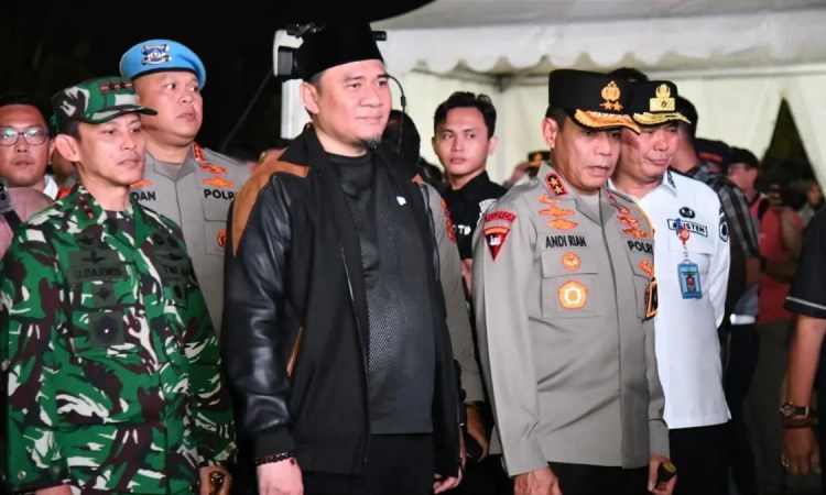 Ketua DPRD Sumsel Hadiri Monitoring Siskamtibmas di Malam Takbiran Ketua DPRD Sumsel Hadiri Monitoring Siskamtibmas di Malam Takbiran