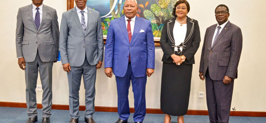 Parlement communautaire : Fernand Sabaye reçu par Isidore Mvouba Parlement communautaire : Fernand Sabaye reçu par Isidore Mvouba