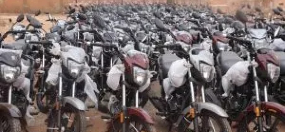 Niger : Le Groupe Morey offre 158 motos aux FDS pour protéger la RN4 Niger : Le Groupe Morey offre 158 motos aux FDS pour protéger la RN4