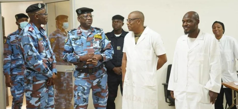 Recrutement des Gardiens de la Paix : Le DGPN s’assure du bon déroulement de la visite médicale. Recrutement des Gardiens de la Paix : Le DGPN s’assure du bon déroulement de la visite médicale.