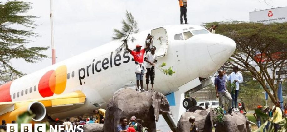 Kenya’s Main Airport Halts Operations Amid Overwhelming Mourner Turnout for Former PM’s Body Kenya’s Main Airport Halts Operations Amid Overwhelming Mourner Turnout for Former PM’s Body