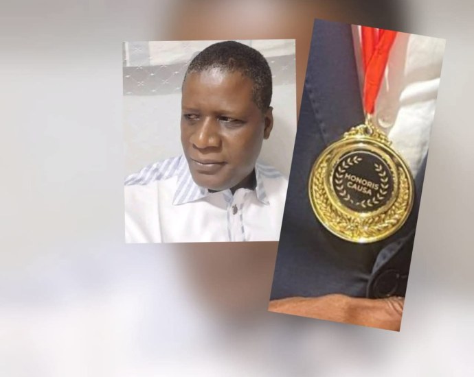 Reconnaissance : La plus haute distinction académique > au Professeur Clément Mahamoudou Dembélé Reconnaissance : La plus haute distinction académique > au Professeur Clément Mahamoudou Dembélé