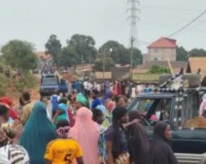 les riverains en colère après des séries d’accidents meurtriers et réclament la pose des ralentisseurs les riverains en colère après des séries d’accidents meurtriers et réclament la pose des ralentisseurs