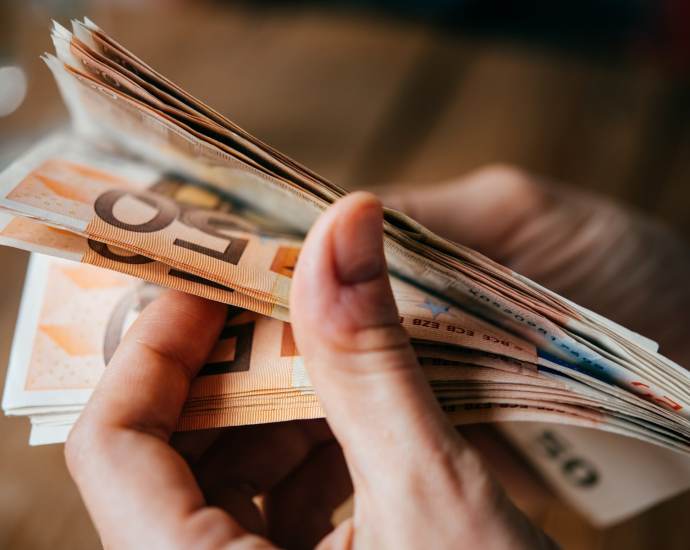 Algeria Cracks Down on Currency Fraud: Nine Detained in Tourist Allowance Scheme Algeria Cracks Down on Currency Fraud: Nine Detained in Tourist Allowance Scheme