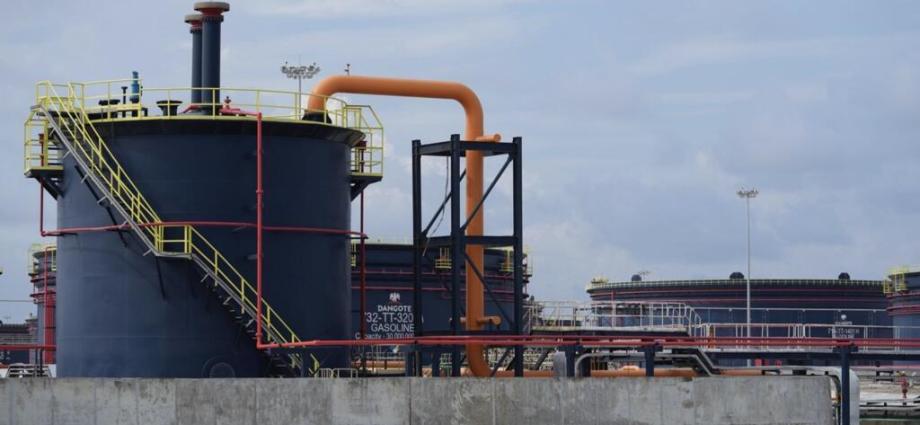 Nigeria: le PDG de la méga raffinerie Dangote demande une enquête sur le régulateur de l’aval pétrolier Nigeria: le PDG de la méga raffinerie Dangote demande une enquête sur le régulateur de l’aval pétrolier