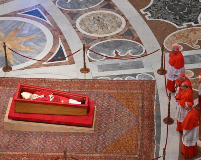 Vatican faithful gather in emotional tribute before Pope Francis’ funeral Vatican faithful gather in emotional tribute before Pope Francis’ funeral