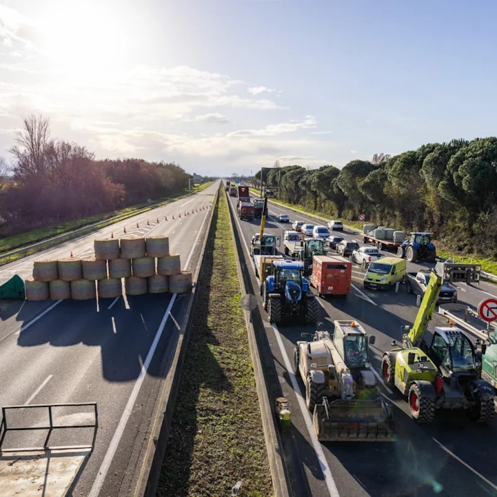 Crise agricole: au moins 5 autoroutes bloquées ce matin, des trains à l’arrêt Crise agricole: au moins 5 autoroutes bloquées ce matin, des trains à l’arrêt
