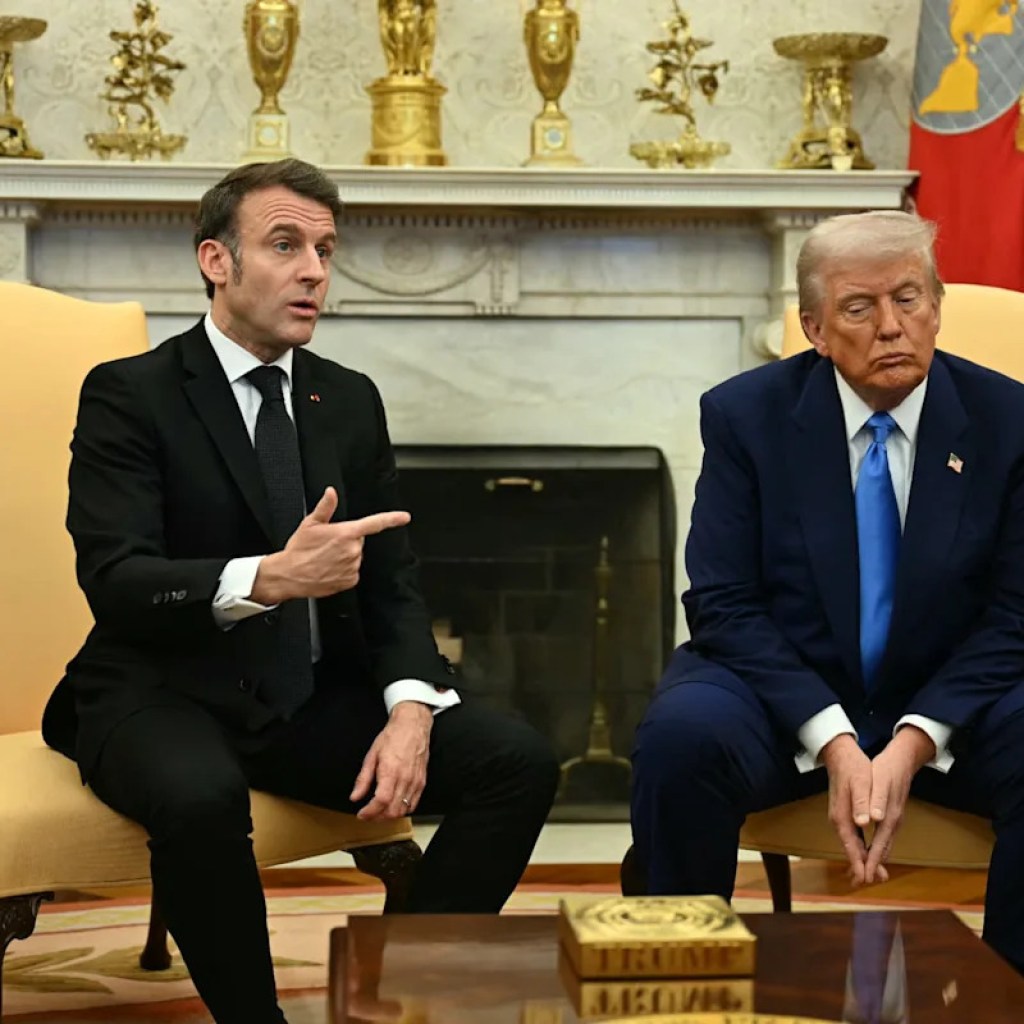 « C’est quoi cette histoire avec ses lunettes? »: Donald Trump se moque (encore) d’Emmanuel Macron et répète sa « fake news » sur le prix des médicaments « C’est quoi cette histoire avec ses lunettes? »: Donald Trump se moque (encore) d’Emmanuel Macron et répète sa « fake news » sur le prix des médicaments
