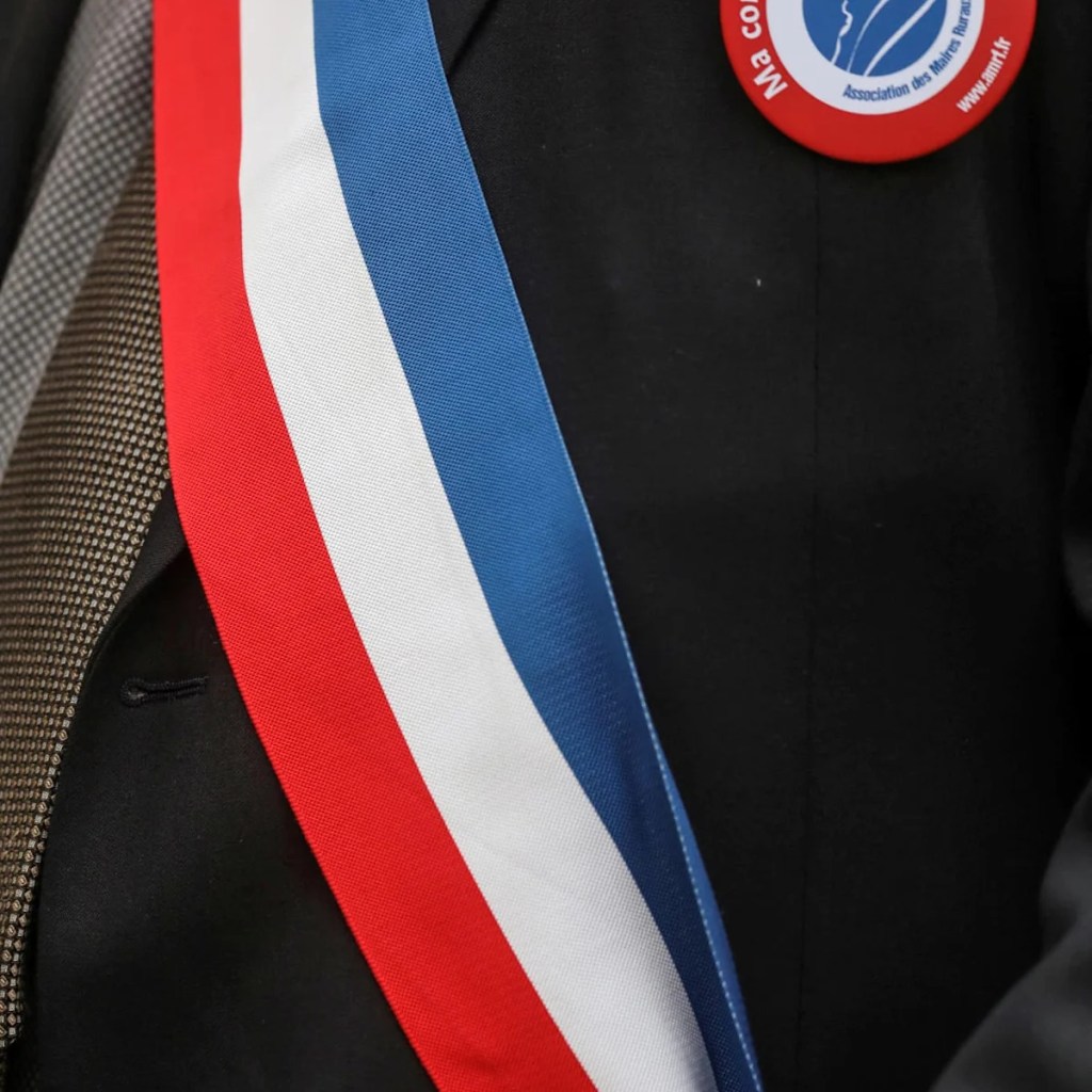 Un maire mis en examen pour viols réélu malgré une interdiction de séjour dans sa commune Un maire mis en examen pour viols réélu malgré une interdiction de séjour dans sa commune