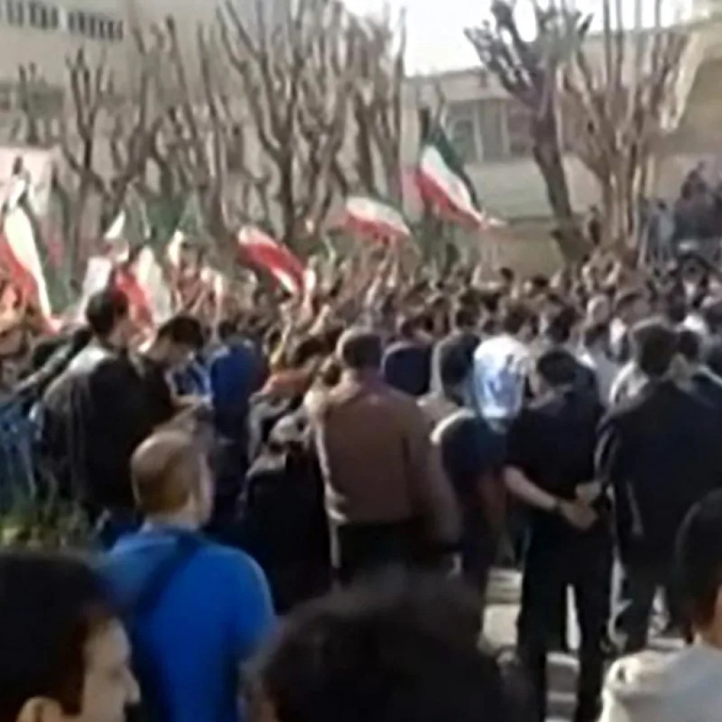 En Iran, les étudiants manifestent à nouveau tandis que les États-Unis accentuent leur pression militaire En Iran, les étudiants manifestent à nouveau tandis que les États-Unis accentuent leur pression militaire