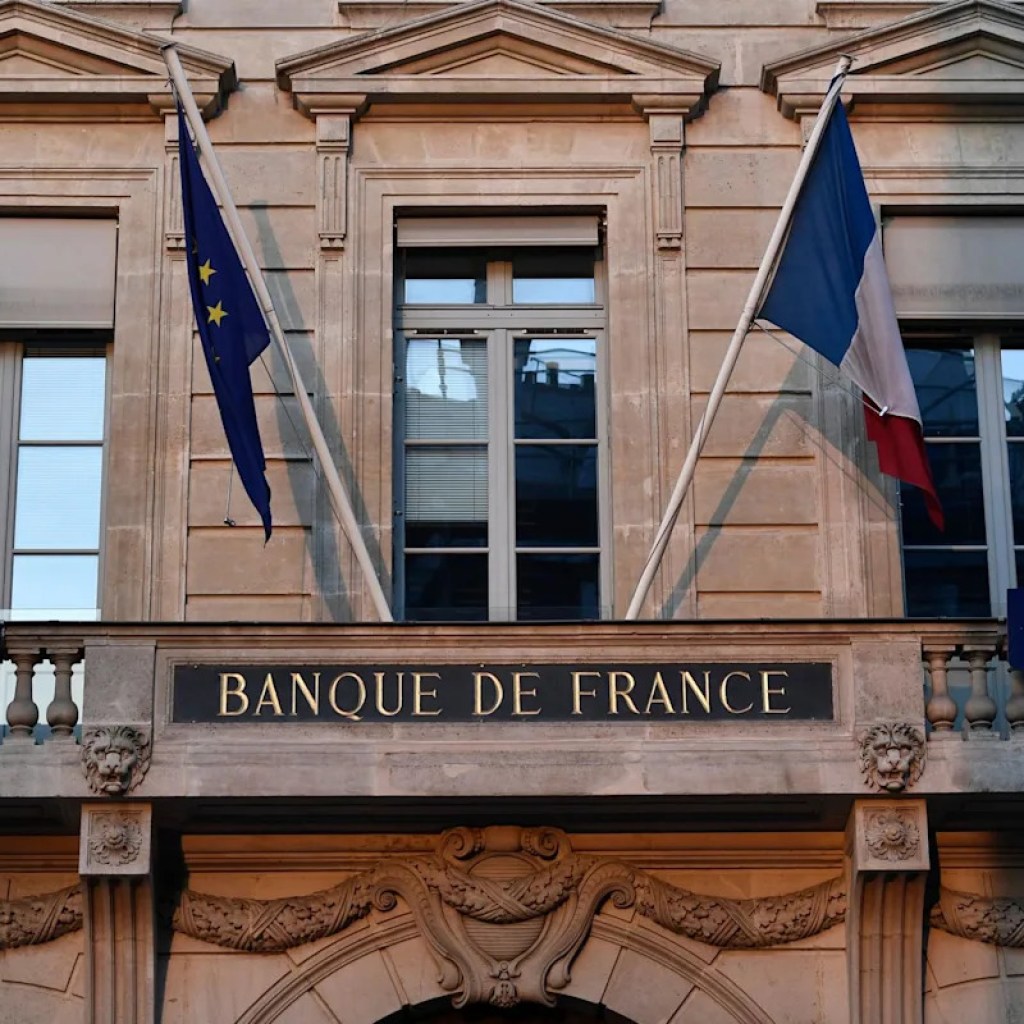 La banque de France alerte sur de « fausses vidéos » de ses dirigeants pour inciter à payer ou investir La banque de France alerte sur de « fausses vidéos » de ses dirigeants pour inciter à payer ou investir
