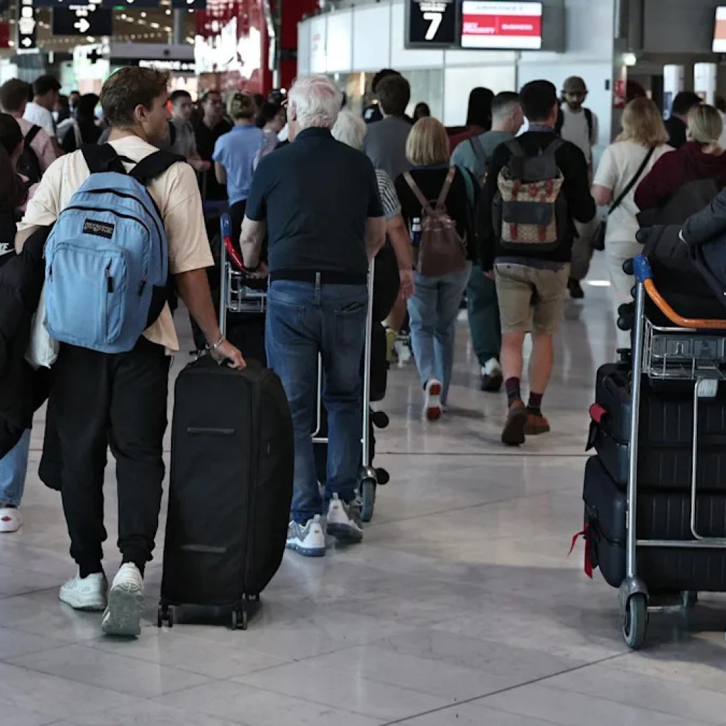 Enquête ouverte après une vidéo d’un enfant juif humilié dans un aéroport parisien Enquête ouverte après une vidéo d’un enfant juif humilié dans un aéroport parisien