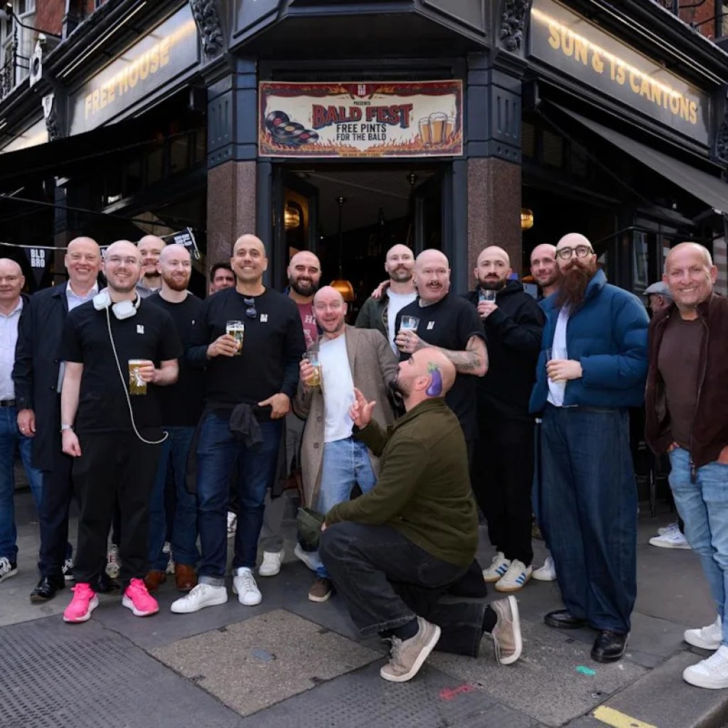 Au festival des chauves, à Londres, “la révolte a commencé” : pas de cheveux, “pas de regret” Au festival des chauves, à Londres, “la révolte a commencé” : pas de cheveux, “pas de regret”