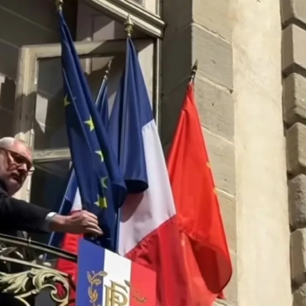 Des maires RN enlèvent le drapeau européen du fronton de leur mairie et suscitent l’embarras de leur parti Des maires RN enlèvent le drapeau européen du fronton de leur mairie et suscitent l’embarras de leur parti