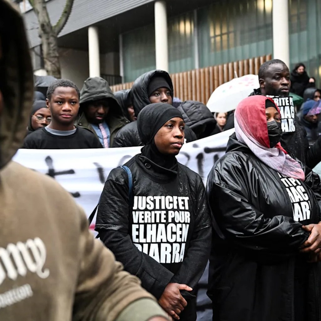 « Ça fait très, très mal »: des milliers de personnes rendent hommage à El Hacen Diarra, mort en garde à vue dans un commissariat à Paris « Ça fait très, très mal »: des milliers de personnes rendent hommage à El Hacen Diarra, mort en garde à vue dans un commissariat à Paris