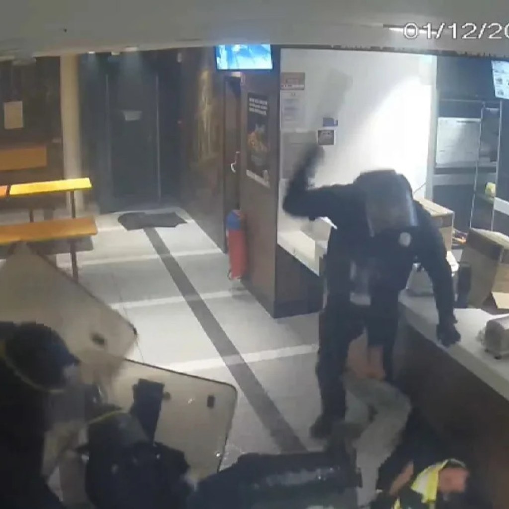 Gilets jaunes matraqués dans un Burger King: 6 à 20 mois de prison avec sursis requis contre 9 CRS, le jugement rendu en mars Gilets jaunes matraqués dans un Burger King: 6 à 20 mois de prison avec sursis requis contre 9 CRS, le jugement rendu en mars