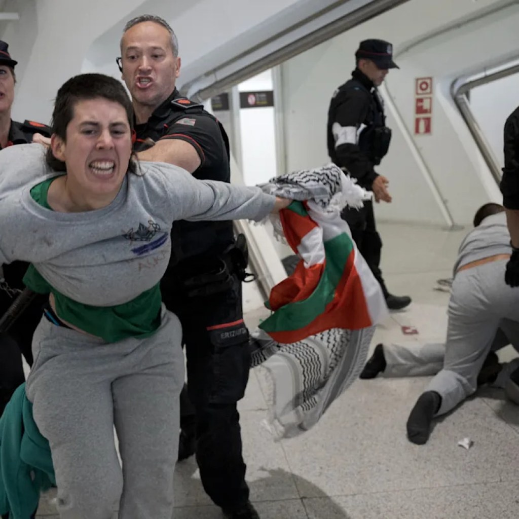 Quatre personnes interpellées en Espagne après des heurts lors retour du retour de militants de la « flottille pour Gaza Quatre personnes interpellées en Espagne après des heurts lors retour du retour de militants de la « flottille pour Gaza