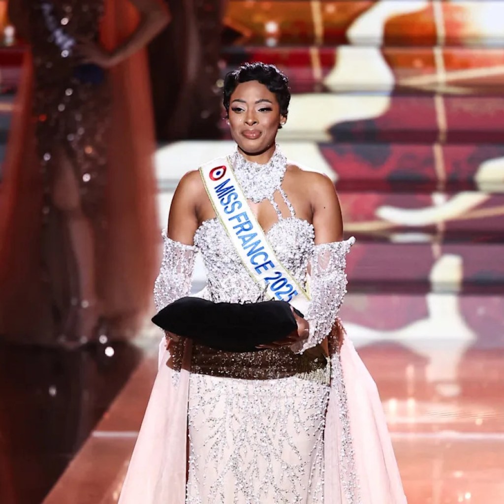 Miss France 2026: Angélique Angarni-Filopon très émue avant de remettre sa couronne Miss France 2026: Angélique Angarni-Filopon très émue avant de remettre sa couronne