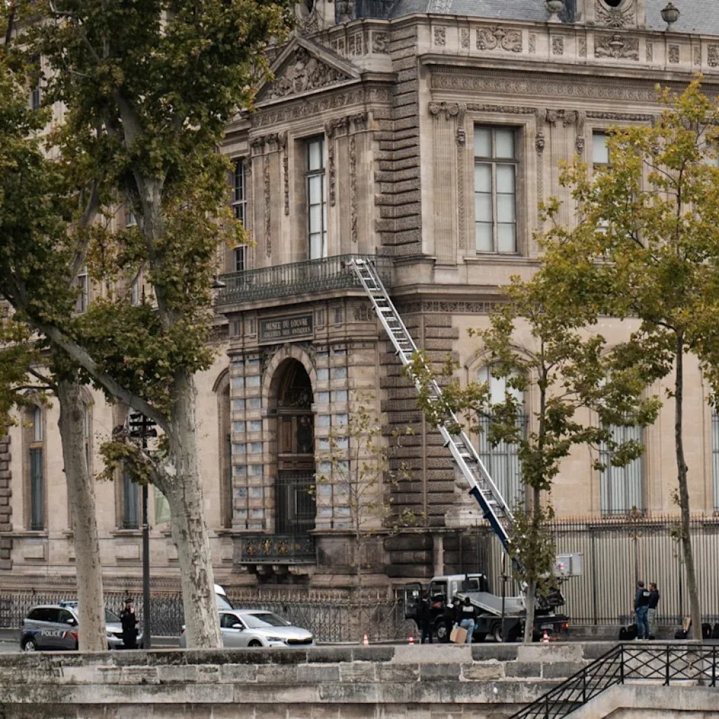 Six ans avant le cambriolage du Louvre, un rapport de sécurité détaillait les failles de sécurité exploitées pendant le vol Six ans avant le cambriolage du Louvre, un rapport de sécurité détaillait les failles de sécurité exploitées pendant le vol