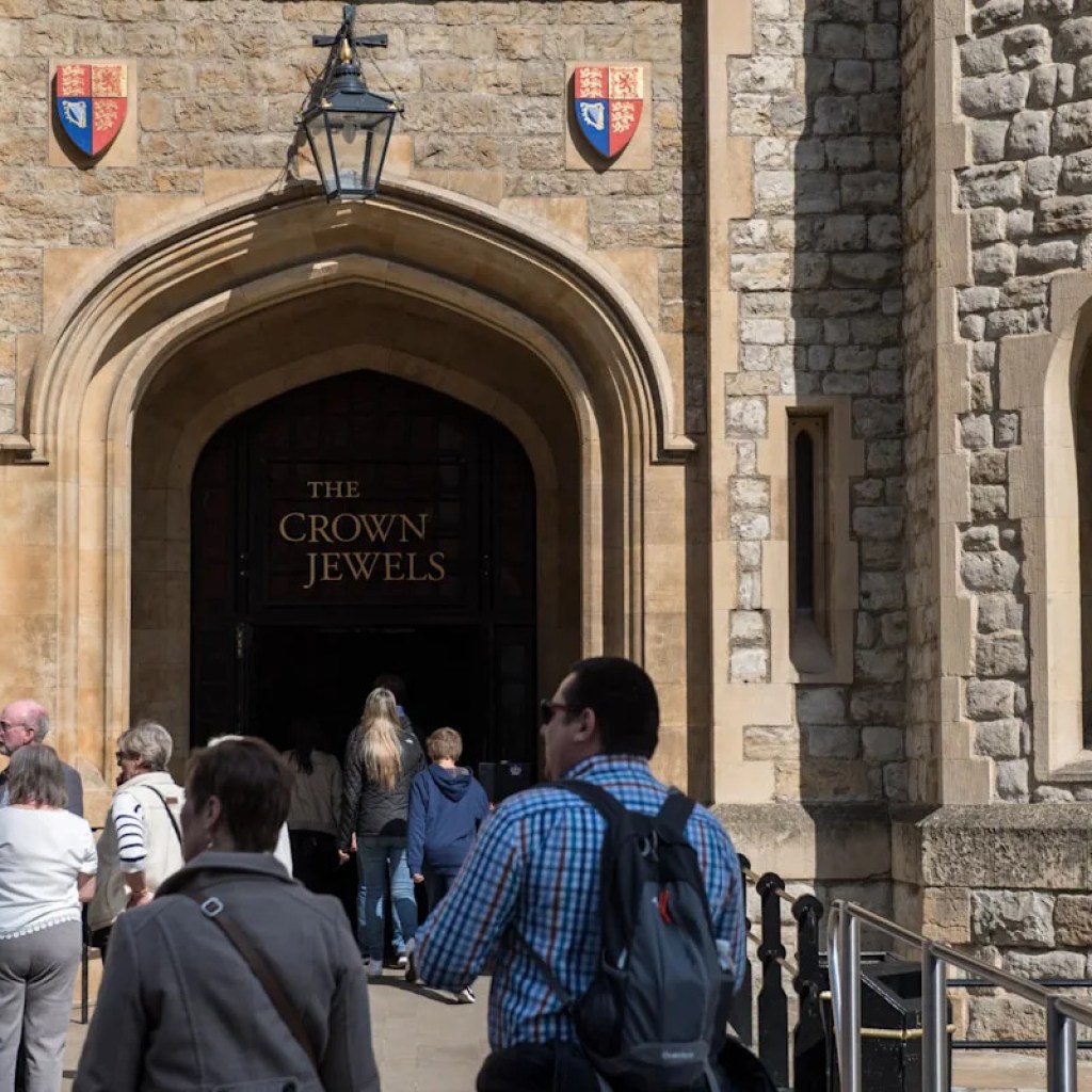 La Tour de Londres fermée après la dégradation d’une vitrine contenant un des joyaux de la Couronne, quatre personnes interpellées La Tour de Londres fermée après la dégradation d’une vitrine contenant un des joyaux de la Couronne, quatre personnes interpellées