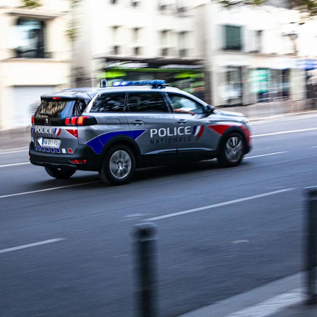 Une boutique braquée à la voiture bélier dans le 8e arrondissement de Paris, de nombreux objets de luxe dérobés Une boutique braquée à la voiture bélier dans le 8e arrondissement de Paris, de nombreux objets de luxe dérobés