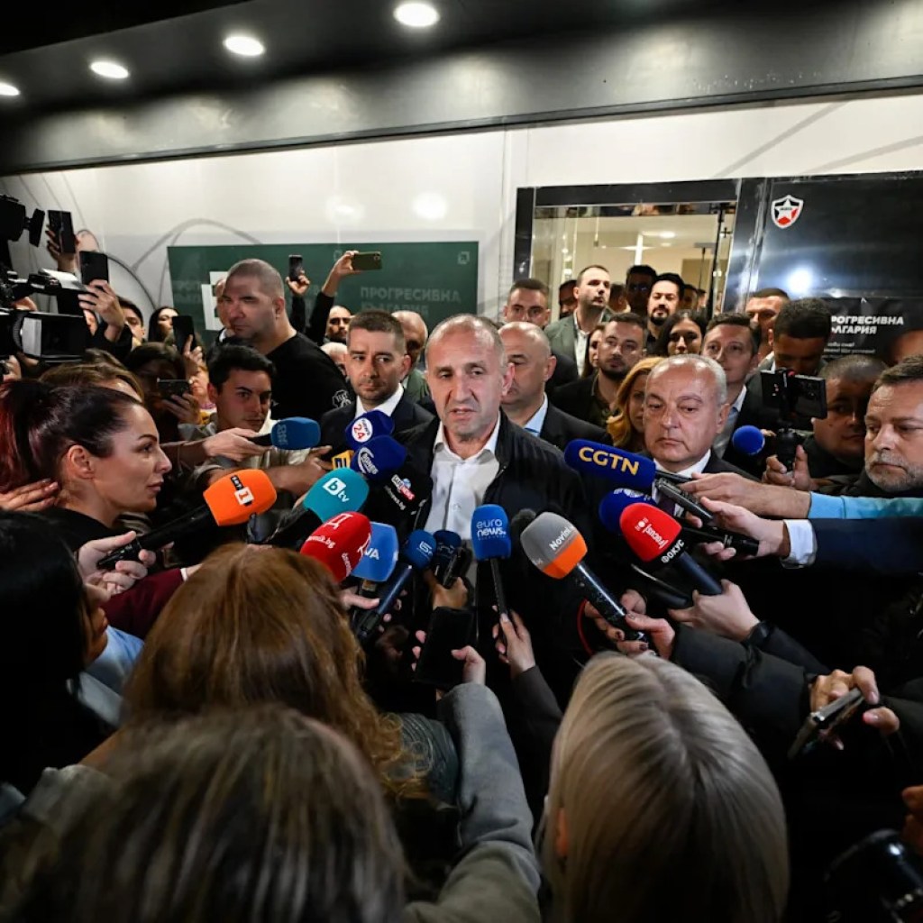 Ouvert au dialogue avec Moscou, ex-pilote de chasse… Qui est Roumen Radev, l’ancien président bulgare arrivé en tête aux législatives? Ouvert au dialogue avec Moscou, ex-pilote de chasse… Qui est Roumen Radev, l’ancien président bulgare arrivé en tête aux législatives?