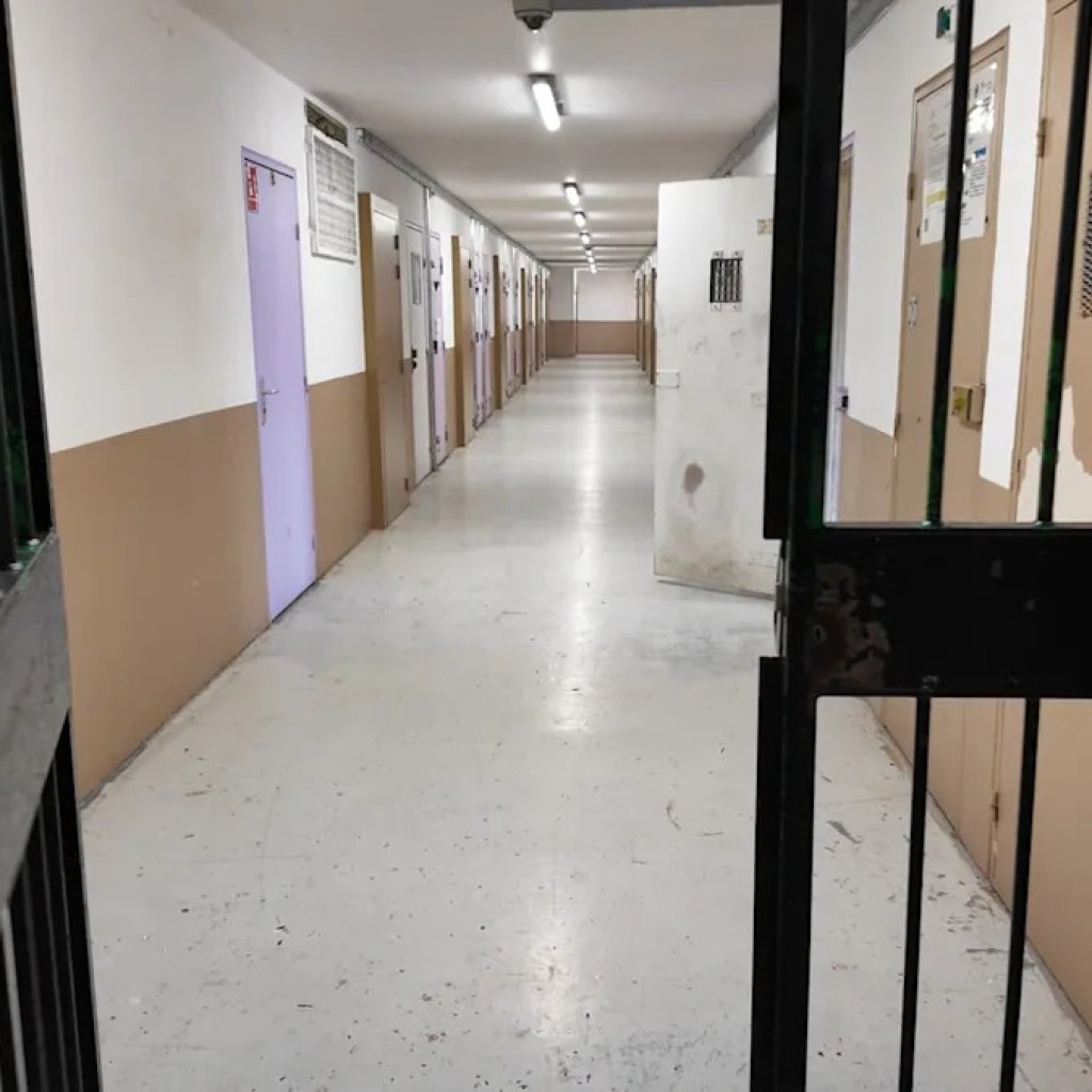 « On est des chiens ou quoi? »: à quoi ressemblent vraiment les conditions de détention en France? Immersion à la prison de Nanterre « On est des chiens ou quoi? »: à quoi ressemblent vraiment les conditions de détention en France? Immersion à la prison de Nanterre