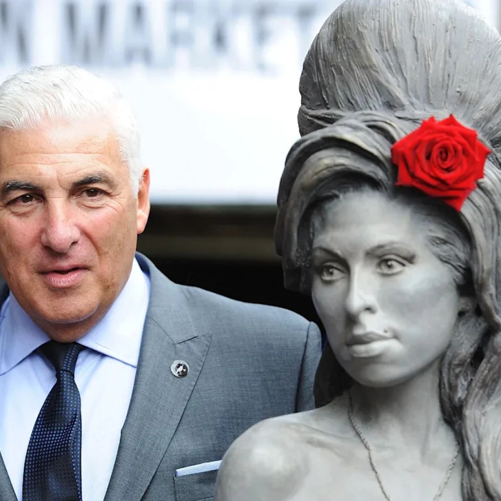 Il leur reprochait d’avoir vendu des vêtements appartenant à sa fille: le père d’Amy Winehouse perd son procès contre deux amies de la chanteuse Il leur reprochait d’avoir vendu des vêtements appartenant à sa fille: le père d’Amy Winehouse perd son procès contre deux amies de la chanteuse