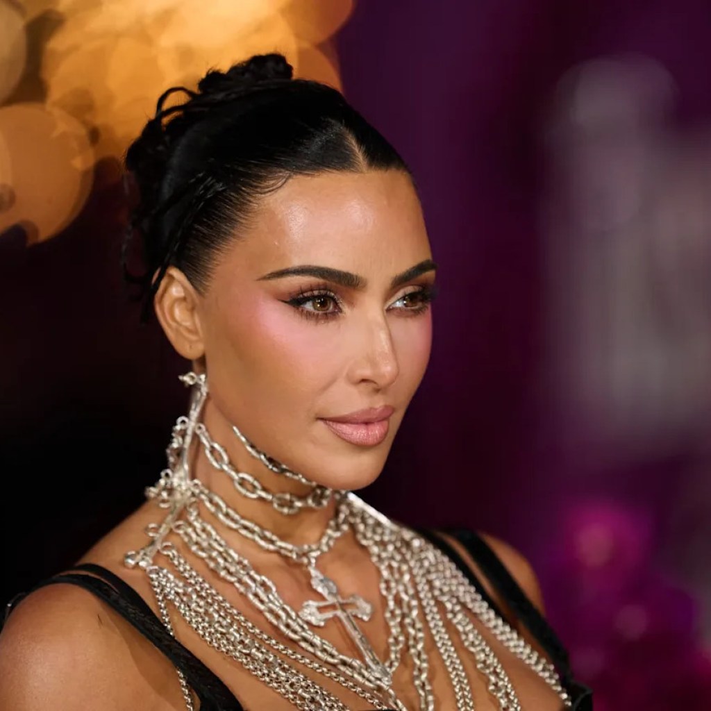 Kim Kardashian demande un euro de dommages et intérêts pour son agression à Paris en 2016 Kim Kardashian demande un euro de dommages et intérêts pour son agression à Paris en 2016