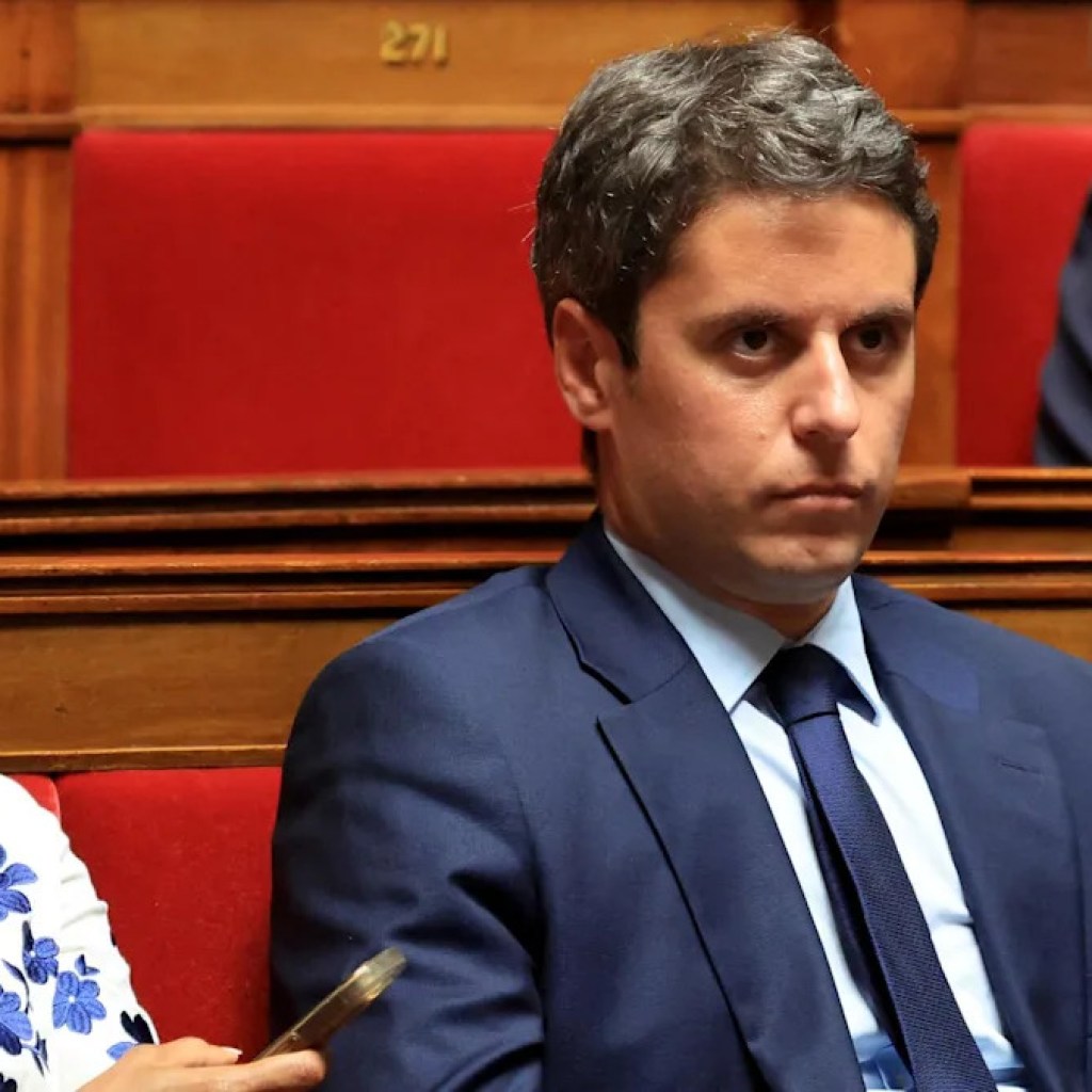 Présidentielle 2027 : à cause de ce détail sur son affiche, Gabriel Attal contrevient à la loi Présidentielle 2027 : à cause de ce détail sur son affiche, Gabriel Attal contrevient à la loi