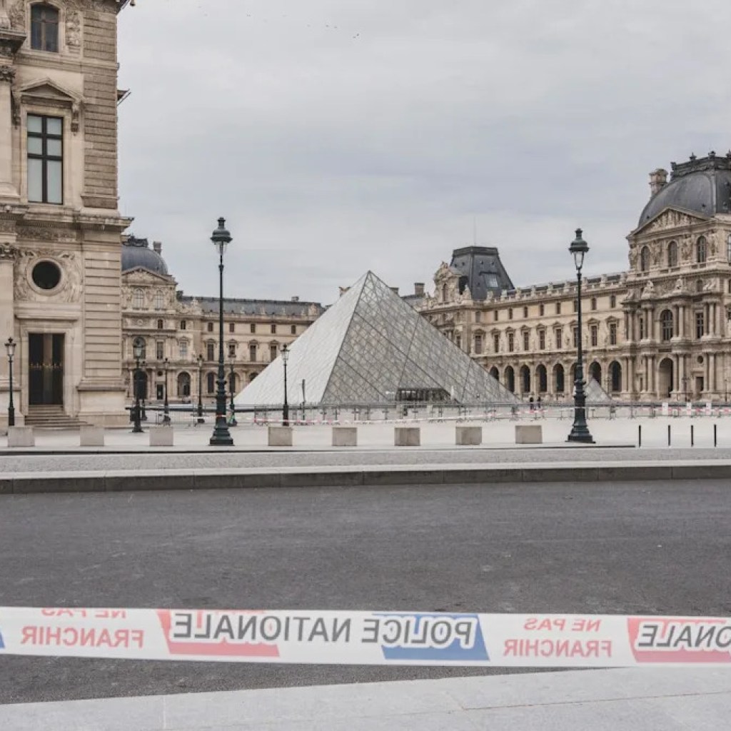 Ces détails qui ont empêché la sécurité du Louvre d’arrêter les voleurs de bijoux à temps Ces détails qui ont empêché la sécurité du Louvre d’arrêter les voleurs de bijoux à temps