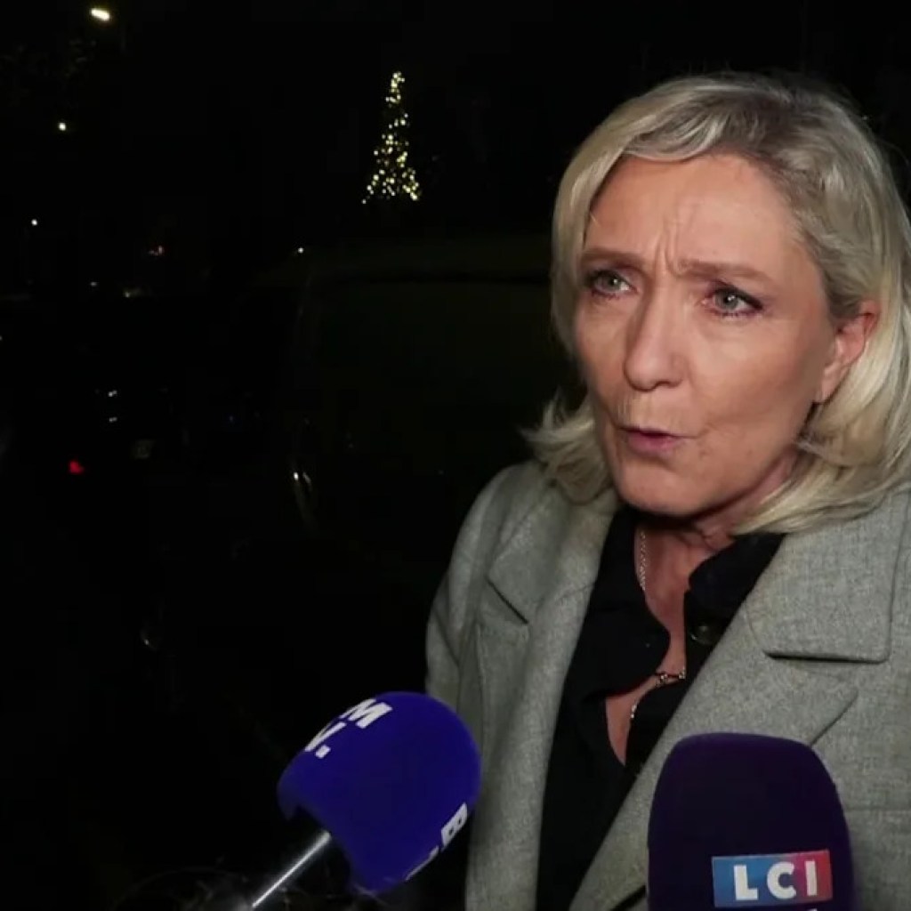 « Nos adversaires devraient s’inquiéter »: Marine Le Pen se dit « ravie » du sondage qui donne Jordan Bardella vainqueur de la présidentielle « Nos adversaires devraient s’inquiéter »: Marine Le Pen se dit « ravie » du sondage qui donne Jordan Bardella vainqueur de la présidentielle