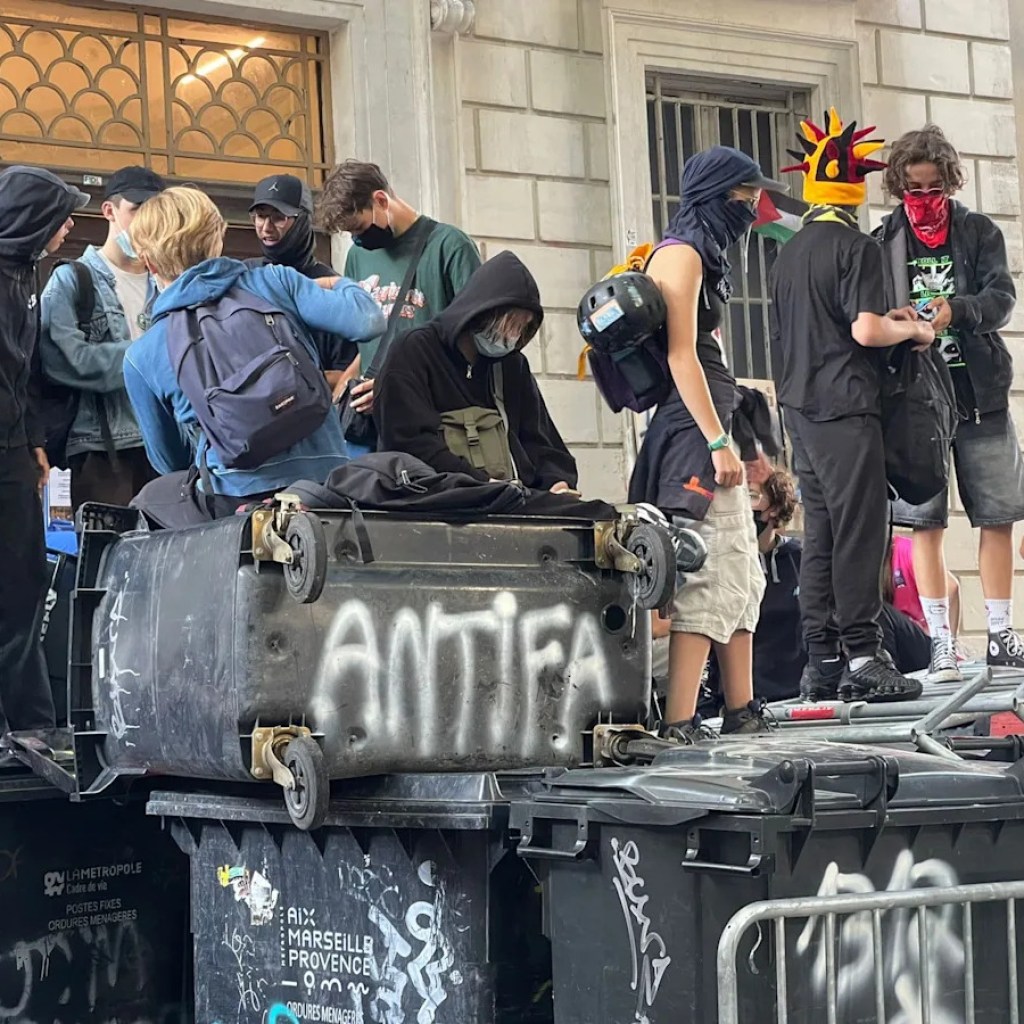 75 blocages complets ou partiels de lycées, selon le ministère 75 blocages complets ou partiels de lycées, selon le ministère