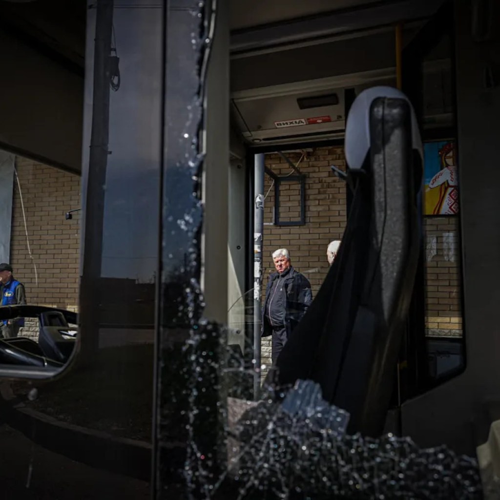 Guerre en Ukraine: au moins trois morts après une frappe de drone russe sur un bus Guerre en Ukraine: au moins trois morts après une frappe de drone russe sur un bus
