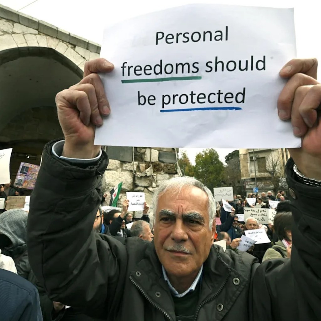 « De telles décisions ne passeront pas »: des centaines de Syriens manifestent contre les restrictions à la vente d’alcool à Damas « De telles décisions ne passeront pas »: des centaines de Syriens manifestent contre les restrictions à la vente d’alcool à Damas