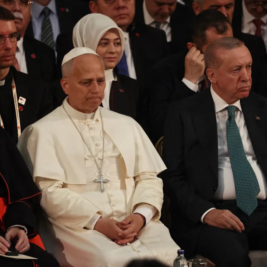 Pour son premier déplacement à l’étranger, le pape appelle la Turquie à jouer un rôle de « stabilisateur » dans un contexte mondial « fortement conflictuel » Pour son premier déplacement à l’étranger, le pape appelle la Turquie à jouer un rôle de « stabilisateur » dans un contexte mondial « fortement conflictuel »