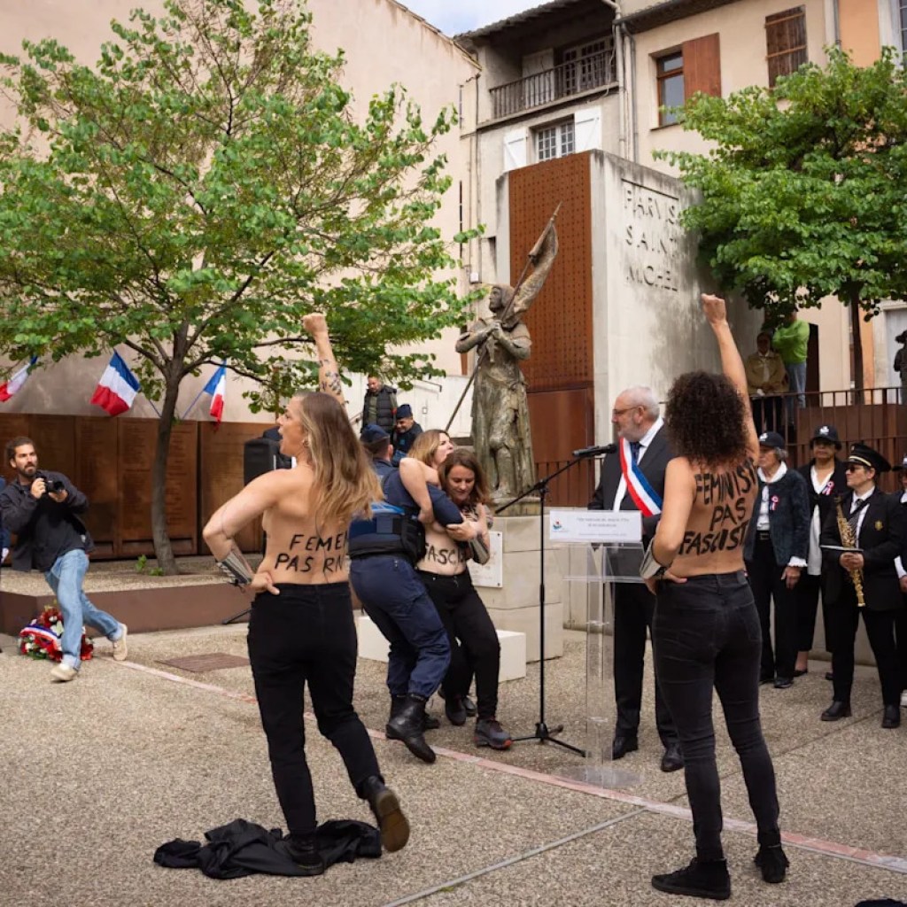 Des militantes Femen perturbent la célébration de Jeanne d’Arc organisée par la mairie RN de Carcassonne Des militantes Femen perturbent la célébration de Jeanne d’Arc organisée par la mairie RN de Carcassonne