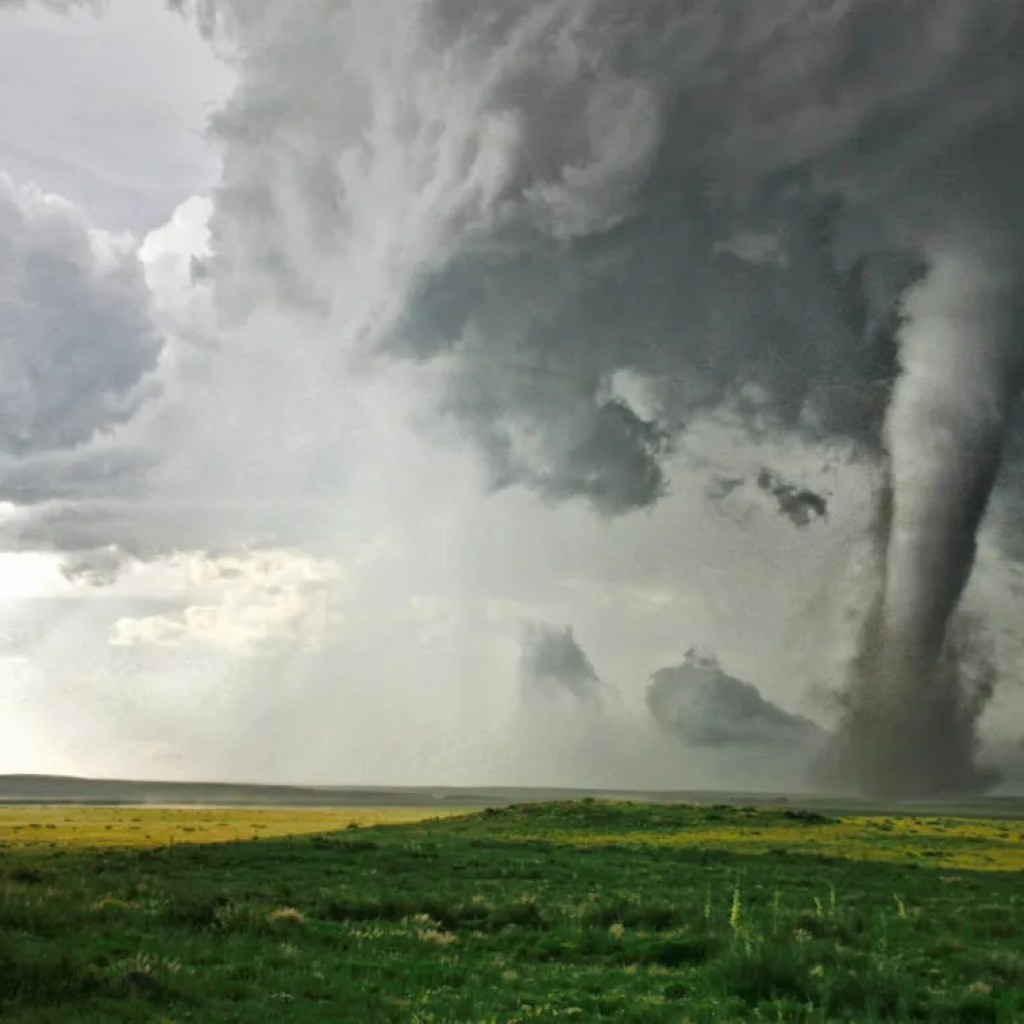 Rêver de tornade : que signifient ces tempêtes nocturnes ? Rêver de tornade : que signifient ces tempêtes nocturnes ?