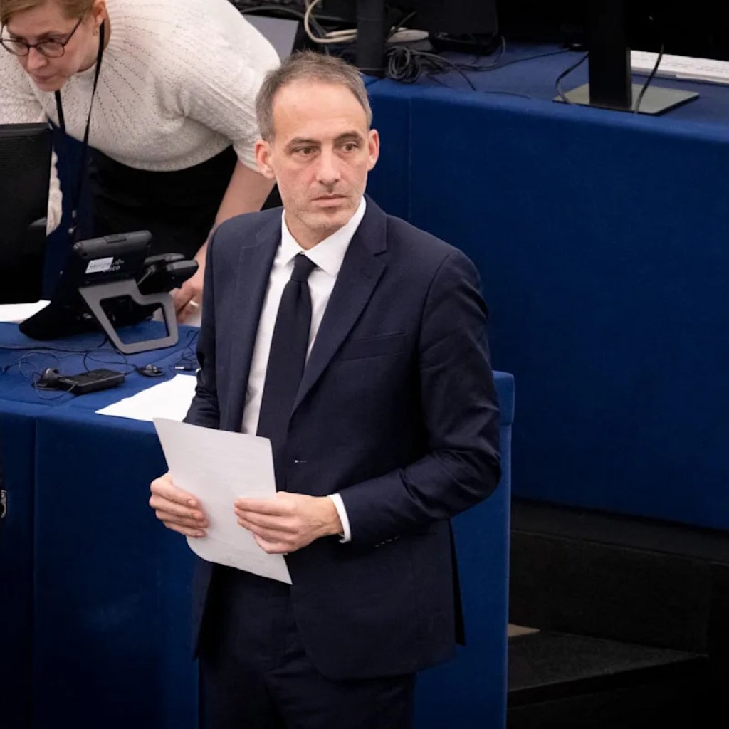 Raphaël Glucksmann accuse Jean-Luc Mélenchon d’être devenu « le Jean-Marie Le Pen de notre époque » Raphaël Glucksmann accuse Jean-Luc Mélenchon d’être devenu « le Jean-Marie Le Pen de notre époque »