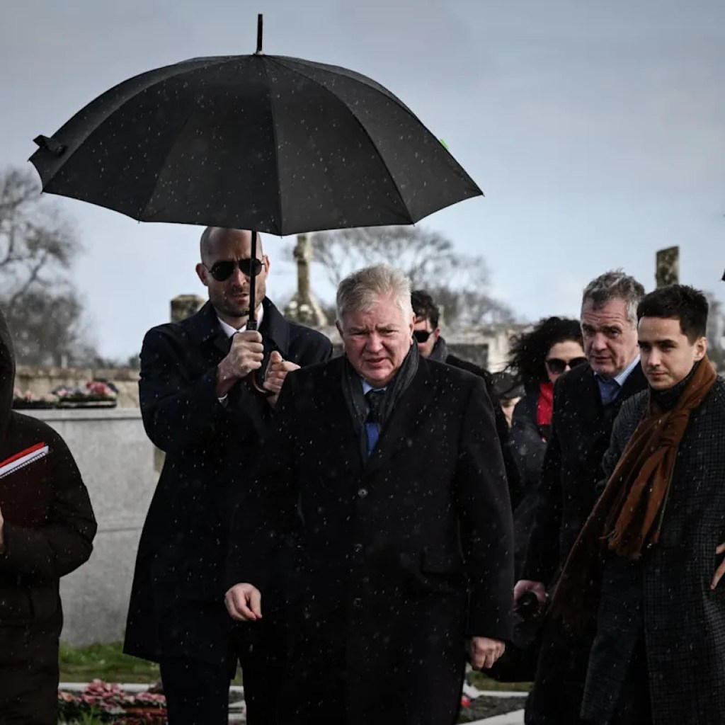 « Une provocation »: la visite de l’ambassadeur russe dans un cimetière d’Oléron provoque la colère de réfugiés ukrainiens « Une provocation »: la visite de l’ambassadeur russe dans un cimetière d’Oléron provoque la colère de réfugiés ukrainiens