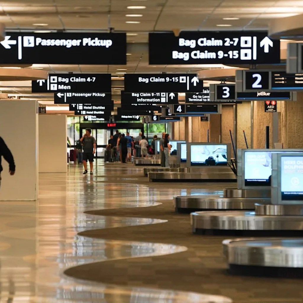 « Un clin d’oeil amusant »: l’interdiction de pyjamas à l’aéroport de Tampa, en Floride, était une blague, se défend l’aéroport « Un clin d’oeil amusant »: l’interdiction de pyjamas à l’aéroport de Tampa, en Floride, était une blague, se défend l’aéroport